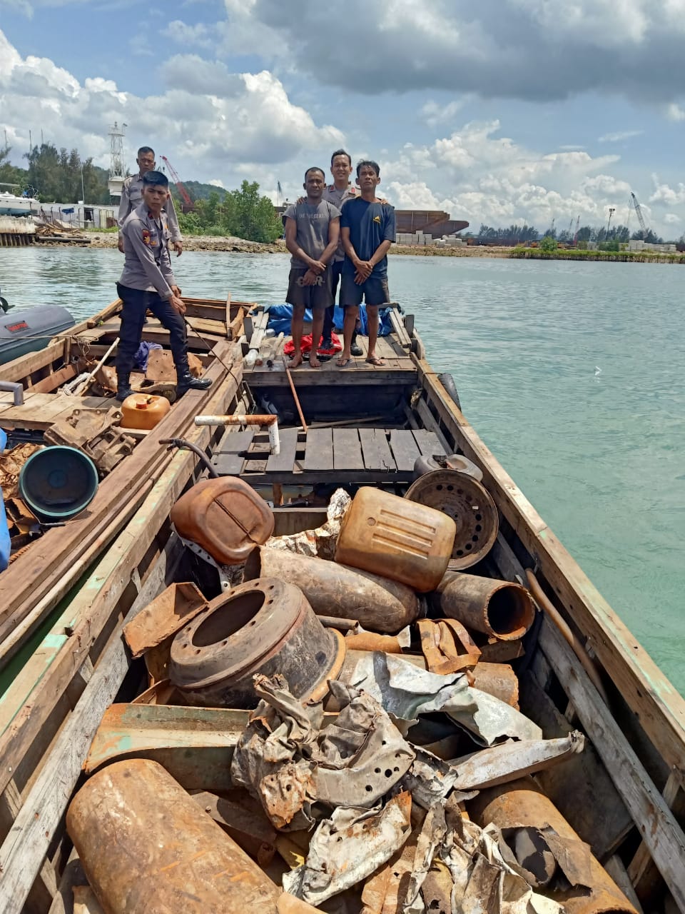 Ditpolairud Polda Kepri menangkap perompak kapal TK Bina Marine 81. (Foto: ditpolairud Polda Kepri)