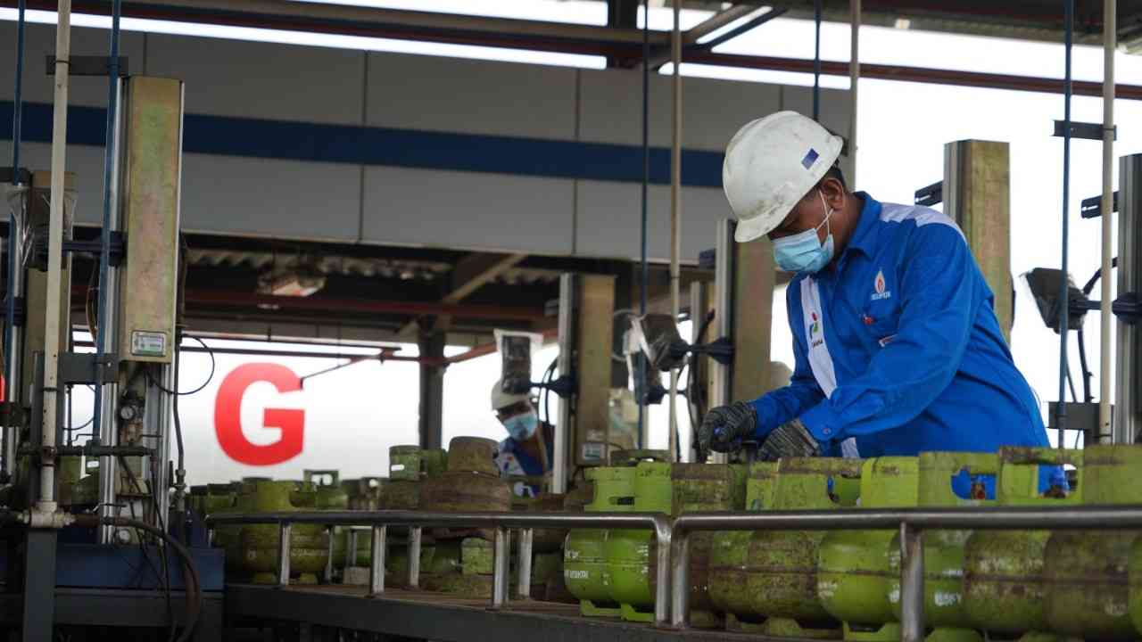 Petugas Pertamina saat melakukan pengecekan LPG 3 kilogram (Dokumentasi Pertamina)