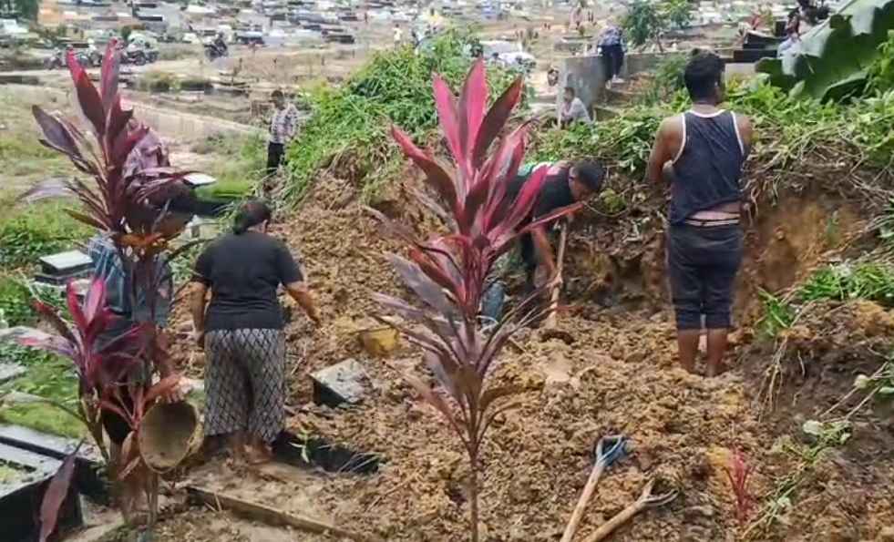 Masyarakat Sei Panas saat melakukan pembersihan TPU yang terdampak longsor (Meutiaranews)