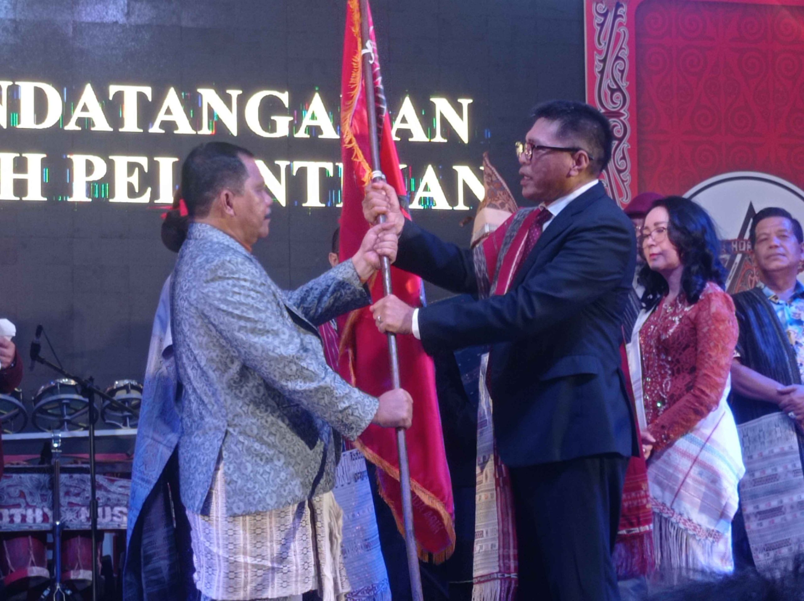 Ketua Bangso Batak Marsada, Ediaman Sinaga (kiri) saat menerima bendera pataka (Meutiaranews)