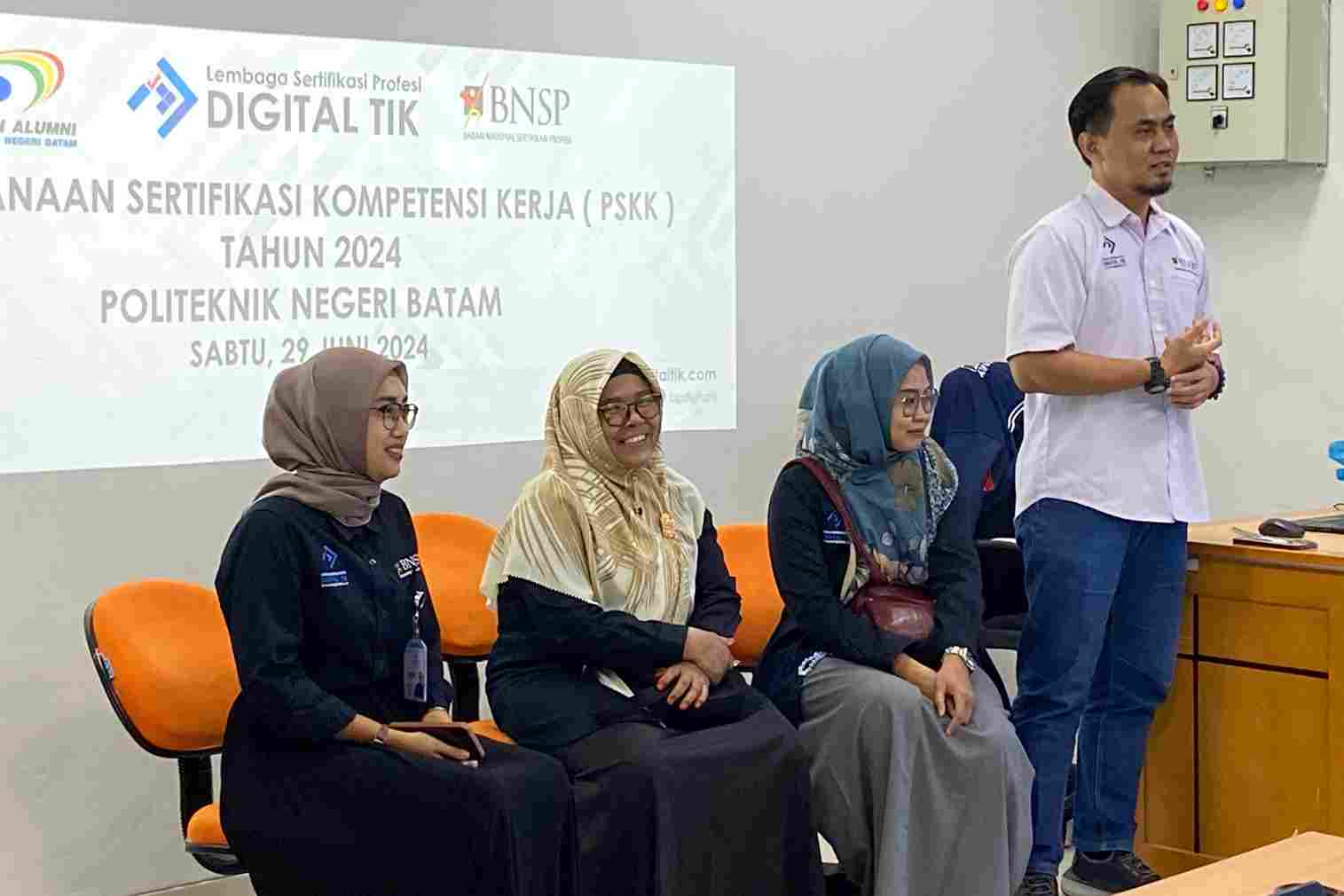 PP IA Polbat saat melaksanakan pelatihan digitalisasi dan sertifikasi BNSP gratis di Kota Batam.