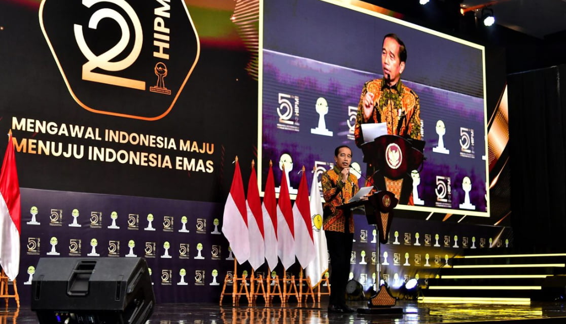 Presiden Joko Widodo menghadiri Hari Ulang Tahun (HUT) Himpunan Pengusaha Muda Indonesia (Hipmi) ke-52 yang digelar di Hotel Fairmont Jakarta, pada Senin, 10 Juni 2024. Foto: BPMI Setpres/Vico