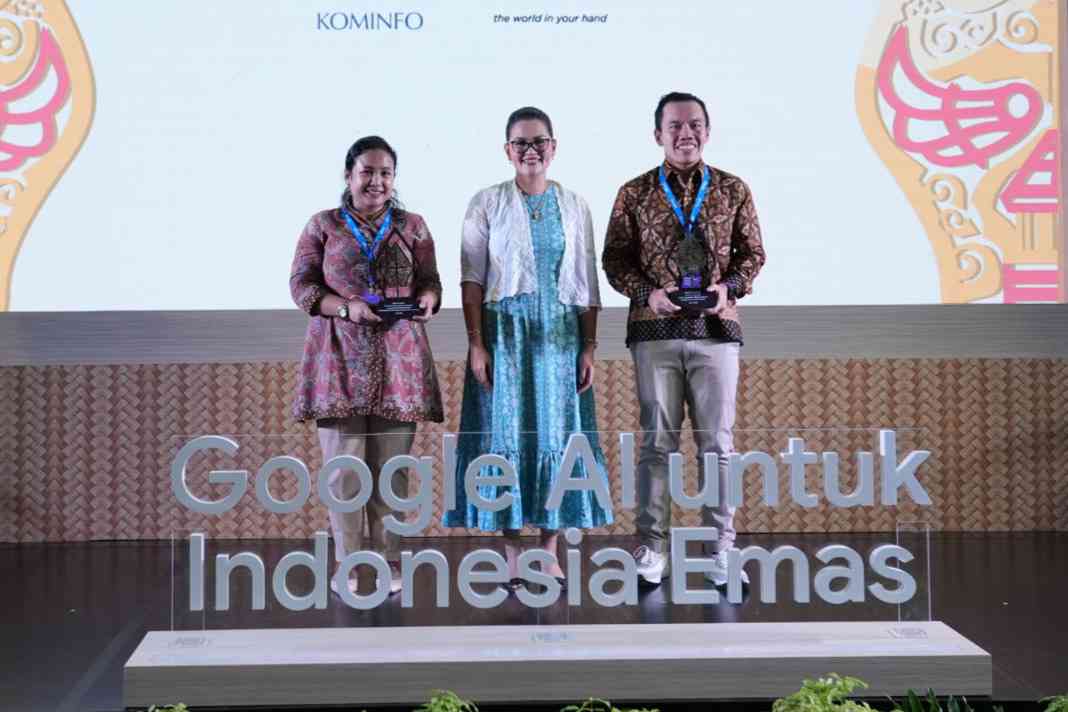 Direktur Digital Business Telkom, Fajrin Rasyid (paling kanan) bersama Direktur Hubungan Pemerintahan dan Kebijakan Publik Google Indonesia, Putri Alam (tengah).