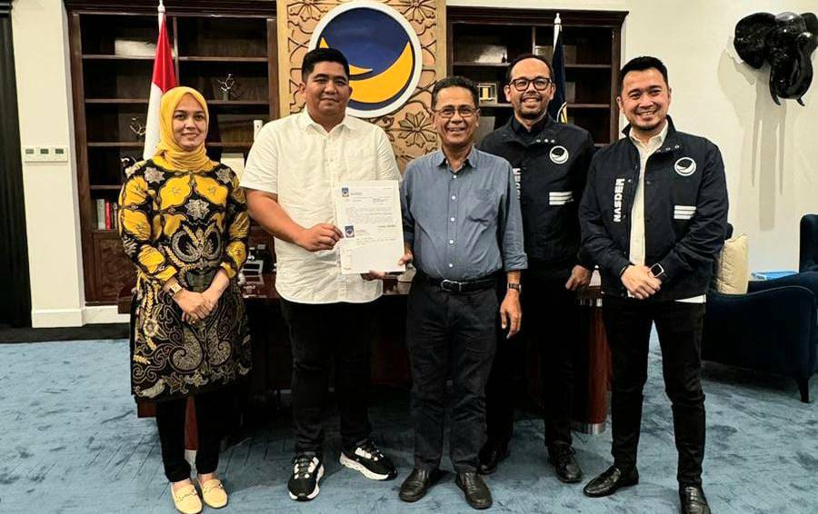 Roby Kurniawan saat menerima surat rekomendasi dari Partai NasDem untuk Pilkada Bintan 2024 (istimewa)