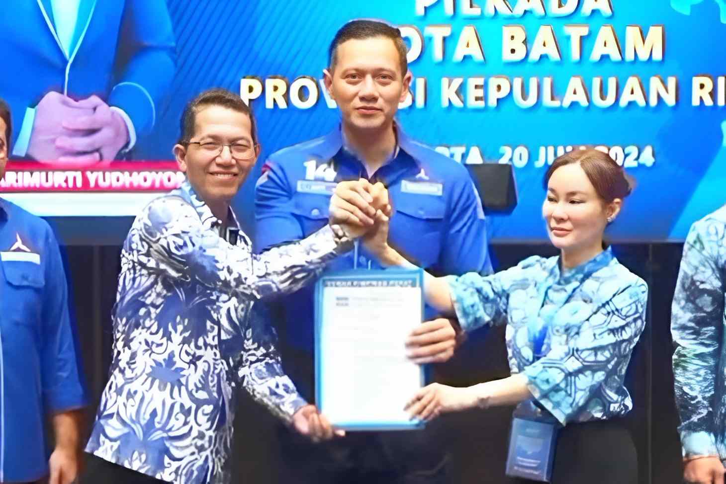 Ketua DPP Partai Demokrat, Agus Harimurti Yudhoyono (AHY) menyerahkan rekomendasi kepada Amsakar dan Li Claudia (istimewa)