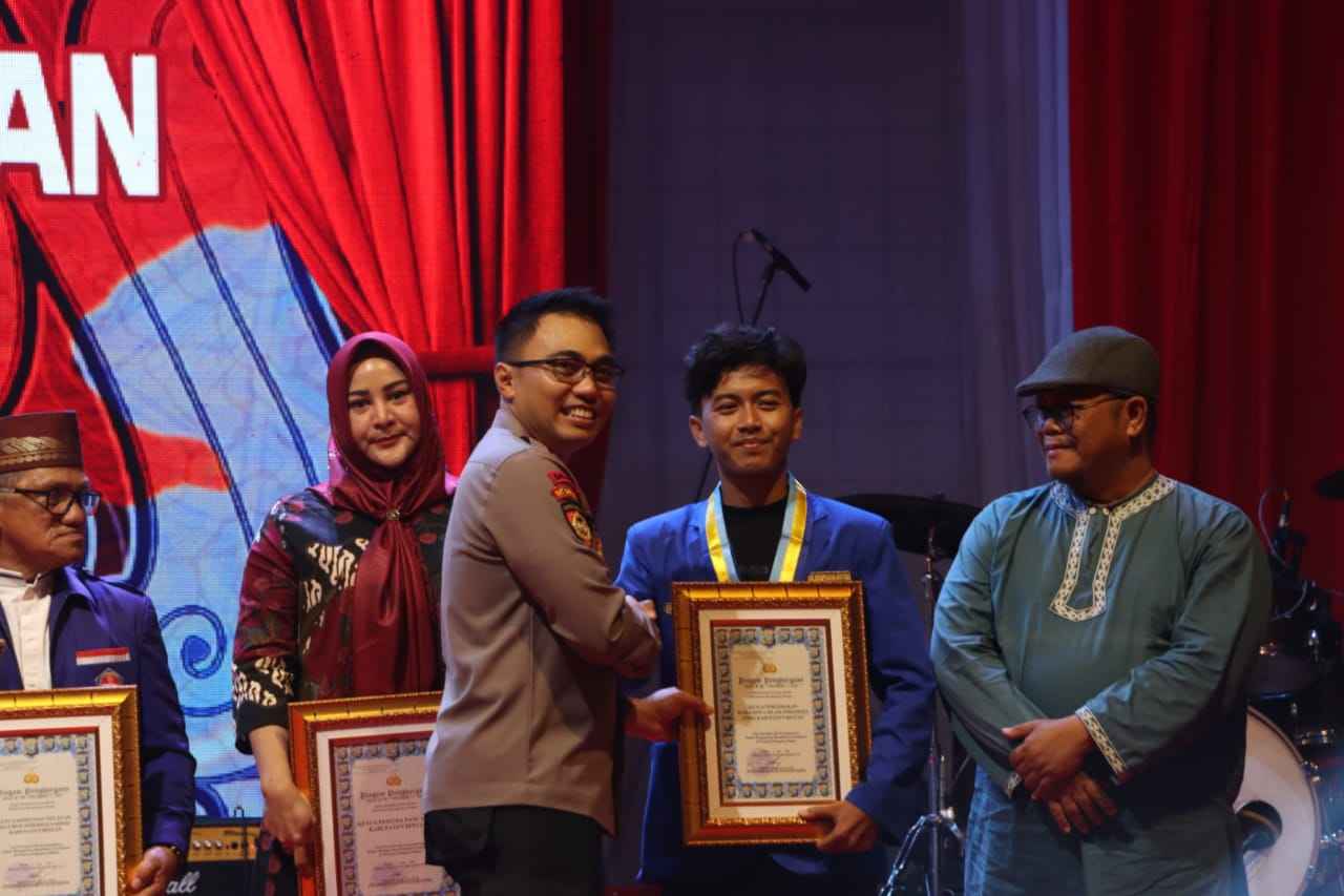 Penyerahan penghargaan dari Kapolres Bintan kepada PMII Tanjungpinang dan Bintan (Istimewa)