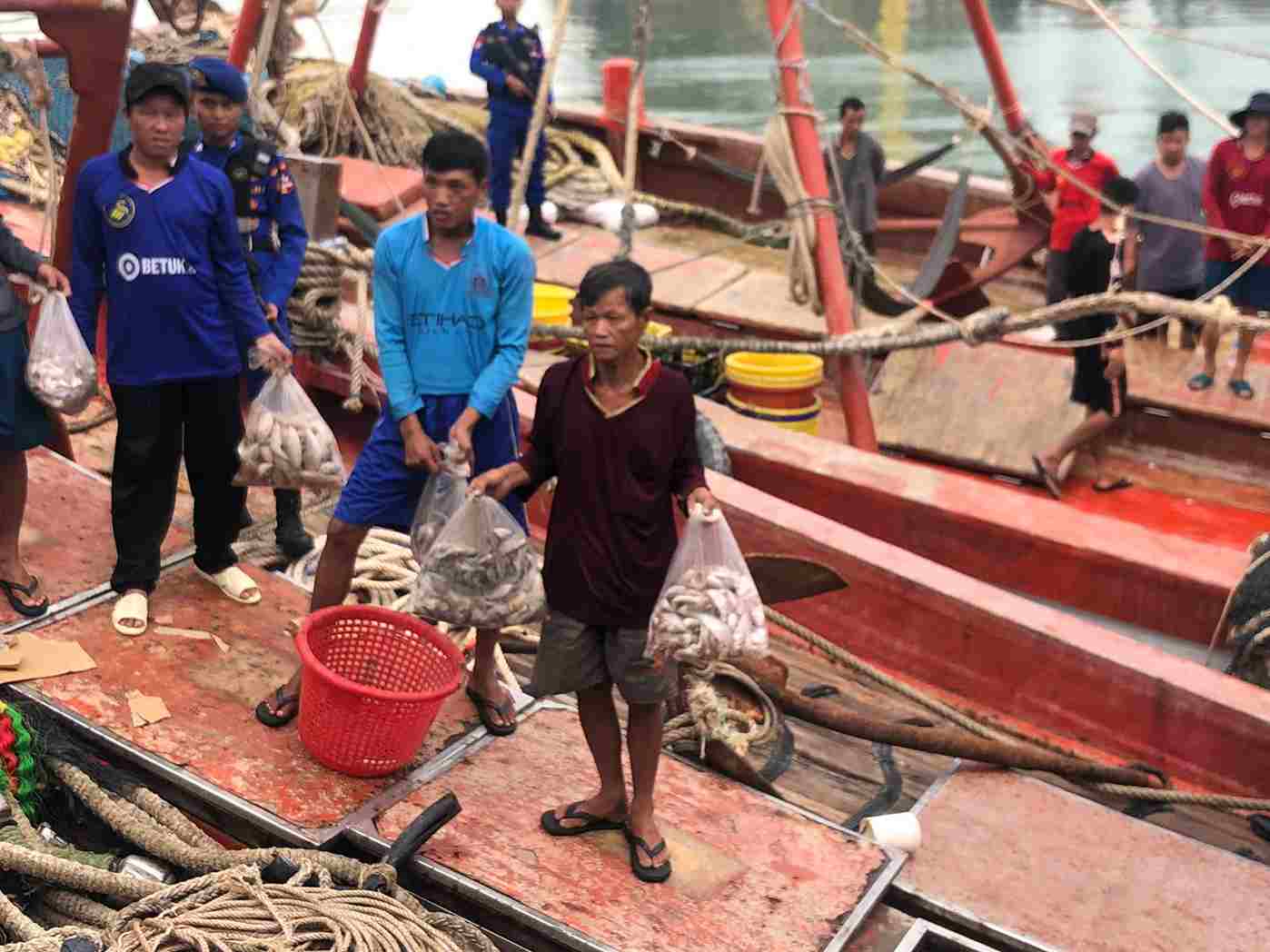 Anak buah kapal ikan Vietnam saat berada di dermaga Batu Ampar, Kota Batam (Meutiaranews)