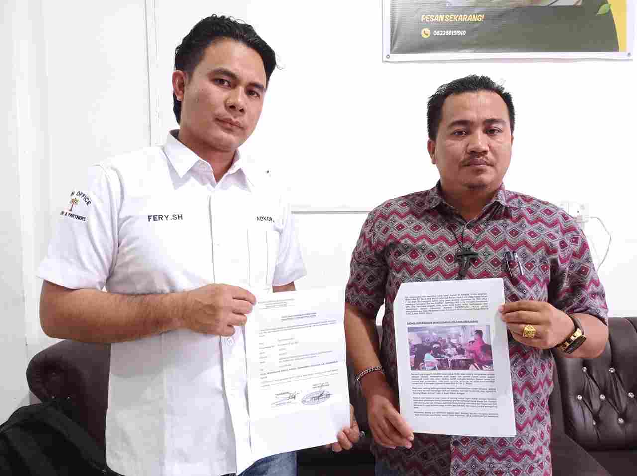 Pengacara Kota Batam, Saferiyusu Hulu (kiri) bersama Leo Halawa (kanan) (Meutiaranews)