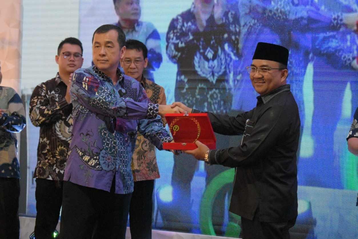 Kepala LLDIKTI Wilayah XVII, Dr. Nopriadi (kanan), menerima plakat penghargaan dari Ketua Dewan Kehormatan dan Pendiri Kampus IIBN, Dato’ Sri Wiliarto Kuosastra SSAP (kiri) (istimewa)