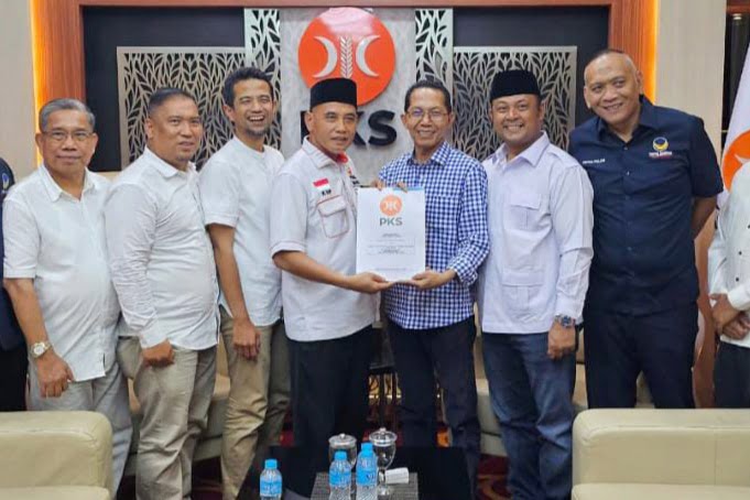 Amsakar Achmad saat menerima surat rekomendasi dari DPP PKS (istimewa)