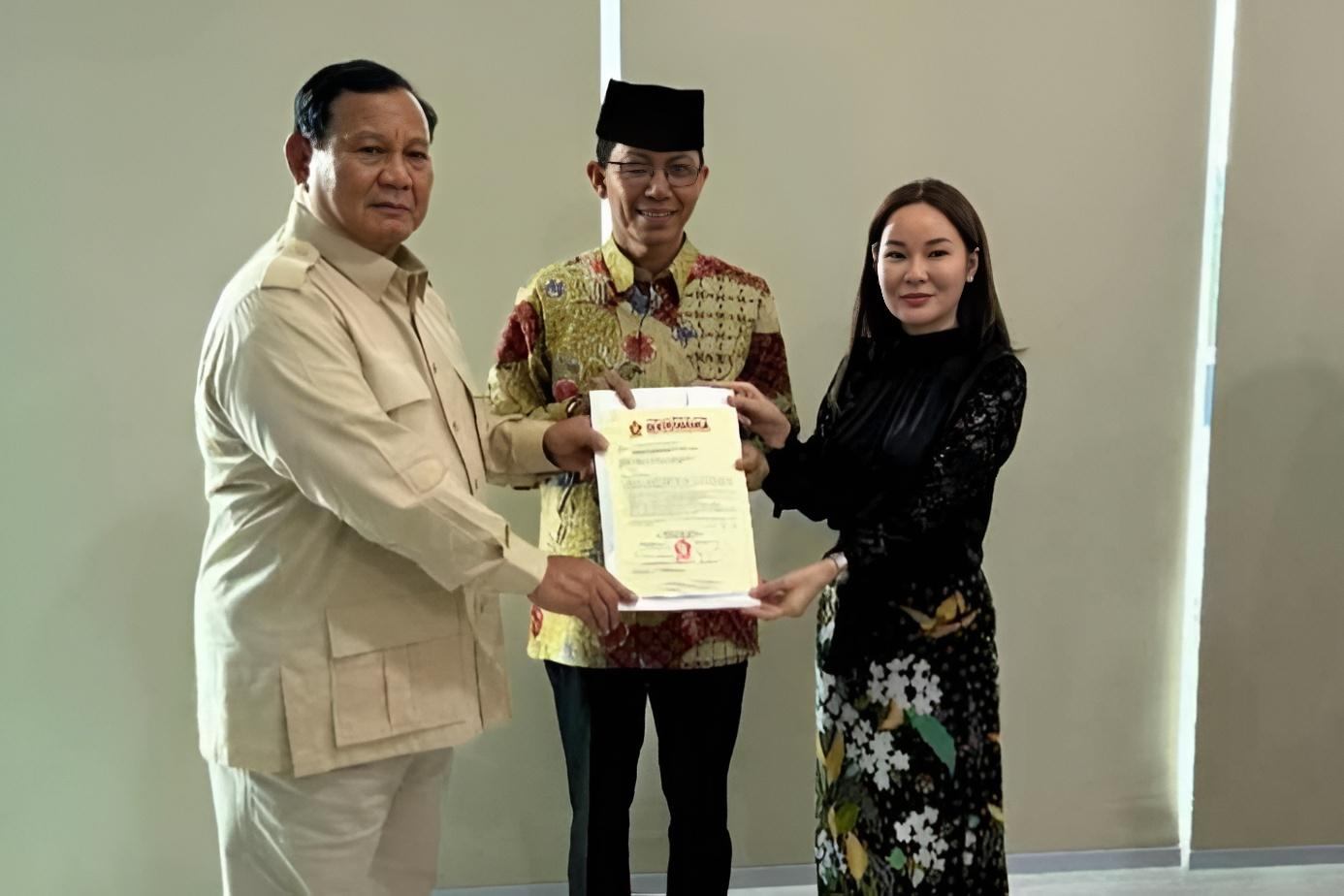 Prabowo Subianto menyerahkan SK rekomendasi kepada Amsakar Achmad dan Li Claudia Chandra (istimewa)