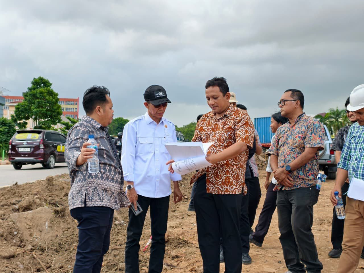 Wali Kota Batam Amsakar Achmad turun ke lokasi titik banjir di wilayah Sungai Lekop, Sagulung, Kamis (21/8/2025). (Foto: Diskominfo Batam)