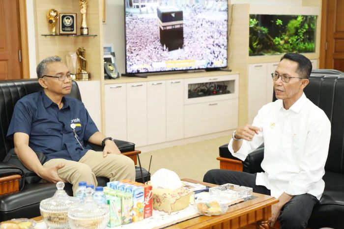 Wali Kota Batam Amsakar Achmad, menerima audiensi dari Perum Bulog di Kantor Wali Kota Batam, Selasa (4/11/2025). (Foto: AlurNews)