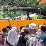 Momen Bupati Langkat Tunjukkan Tiket Pesawat, Mengaku Baru Pulang dari Jakarta Sebelum Menemui Massa