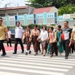 Li Claudia Dampingi Siswa Menyeberang di ZoSS SDN 001 Batam Kota