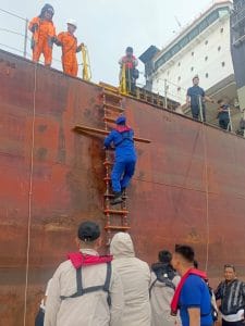 Lintas Aparat Periksa Dokumen Kapal Asing yang Lego Jangkar di Batu Ampar