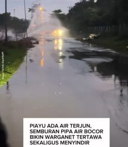 Viral! Pengendara di Piayu Batam Mendadak ‘Mandi Gratis’ Akibat Pipa Air Bersih Bocor, Warganet: Ada Air Terjun