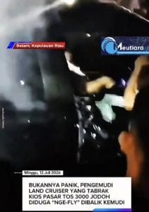 Toyota Land Cruiser Sport Hantam Kios dan Sepeda Motor Hingga Terbakar