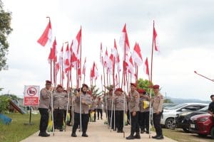 Polda Kepri Datangi Warga Tanjung Uma, Merah Putih Berkibar