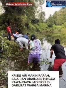 Kerisis Air Bersih di Marina Batam Warga Ramai Ramai Ambil Genangan Air di Pinggir Jalan