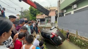 Hujan Deras Mobil Suzuki Ertiga Hanyut Terseret Masuk Parit Besar di Batam