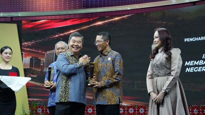 Kepala Badan Pengusahaan (BP) Batam Amsakar Achmad menerima penghargaan Inovasi Membangun Negeri 2026 dari tvOne, Senin (26/10/2026) malam. (Foto: BP Batam)